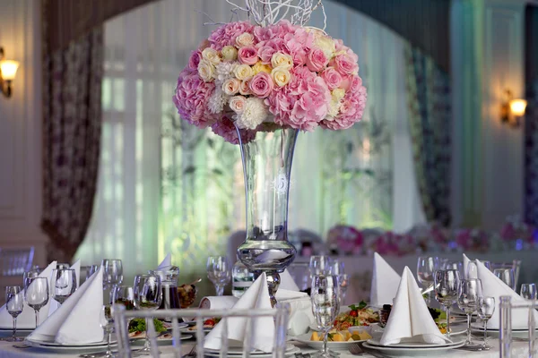 Hermosas flores en la mesa en el día de la boda. Fondo de vacaciones de lujo . — Foto de Stock