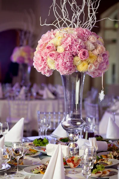 Mooie bloemen op tafel in huwelijksdag. Luxe vakantie achtergrond. — Stockfoto