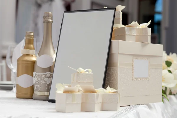 Champagne flaskor och presentförpackning som bröllop dekoration. — Stockfoto
