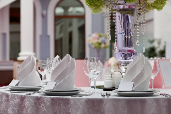 Tarjeta de asiento para mesa de bodas. Copas de vino con servilletas en restaurante . — Foto de Stock