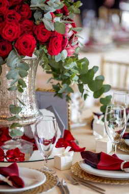 Düğün günü masaya güzel çiçek. Lüks tatil arka plan.