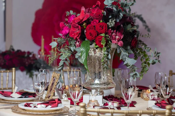 Hermosas flores en la mesa en el día de la boda. Fondo de vacaciones de lujo . —  Fotos de Stock