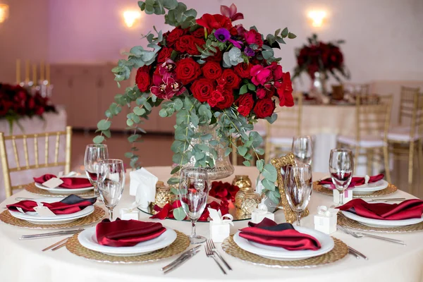 Mooie bloemen op tafel in huwelijksdag. Luxe vakantie achtergrond. — Stockfoto