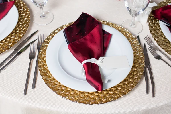 婚礼表用餐巾的座位卡 — 图库照片