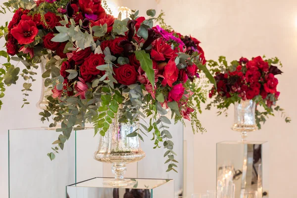결혼식 날에 테이블에 아름 다운 꽃입니다. 럭셔리 휴가 배경. — 스톡 사진