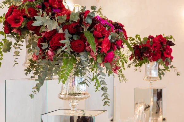 Mooie bloemen op tafel in huwelijksdag. Luxe vakantie achtergrond. — Stockfoto