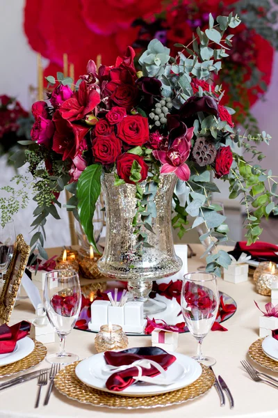 Mooie bloemen op tafel in huwelijksdag. Luxe vakantie achtergrond. — Stockfoto