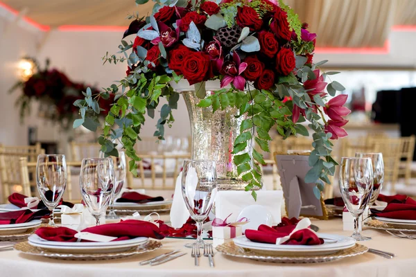 Lindas flores na mesa no dia do casamento. Fundo de férias de luxo . — Fotografia de Stock