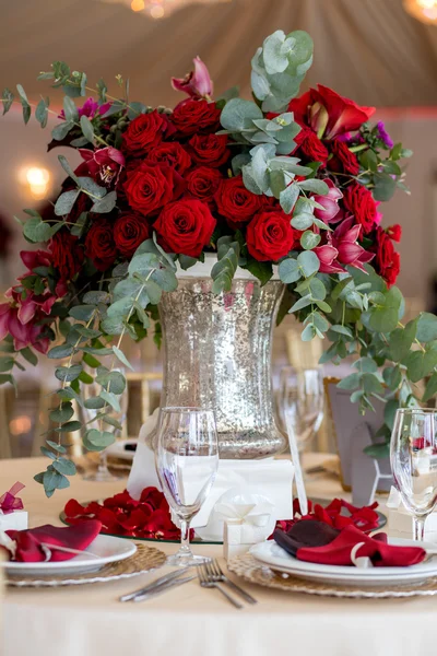 Hermosas flores en la mesa en el día de la boda. Fondo de vacaciones de lujo . — Foto de Stock