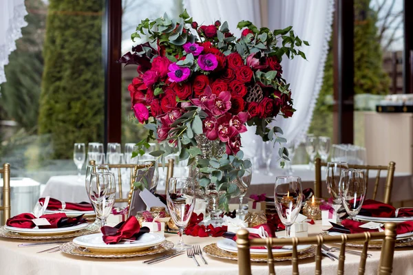 Vackra blommor på bordet i bröllopsdag. Lyx semester bakgrund. — Stockfoto