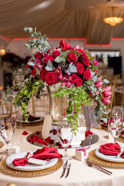 Düğün günü masaya güzel çiçek. Lüks tatil arka plan.