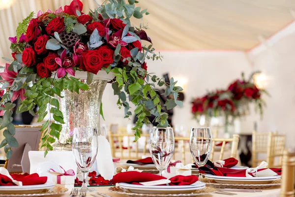 Lindas flores na mesa no dia do casamento. Fundo de férias de luxo . — Fotografia de Stock