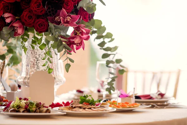 Прекрасні квіти на столі в день весілля. Розкішний святковий фон . — стокове фото