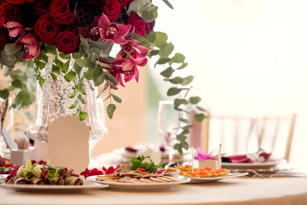 Hermosas flores en la mesa en el día de la boda. Fondo de vacaciones de lujo . —  Fotos de Stock