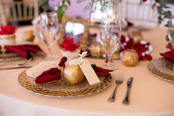 Cadre de table à une réception de mariage de luxe. De belles fleurs sur la table. — Photo