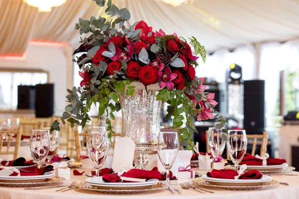 Ajuste de mesa en una recepción de boda de lujo. Hermosas flores sobre la mesa. —  Fotos de Stock