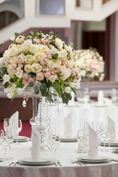 Tafelopstelling op een luxe trouwreceptie. Mooie bloemen op tafel. — Stockfoto