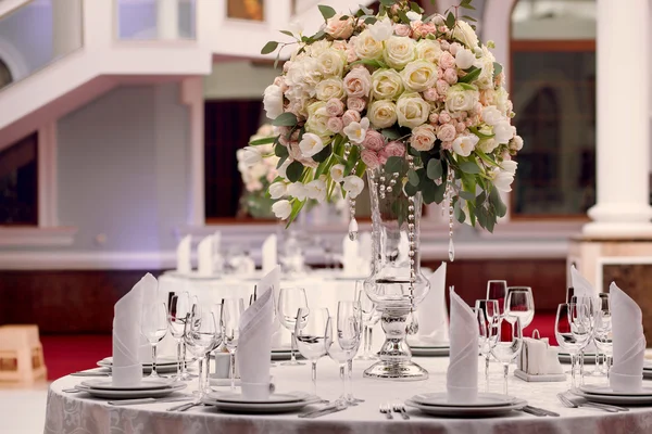 Tischdecken bei einer luxuriösen Hochzeitsfeier. Schöne Blumen auf dem Tisch. — Stockfoto