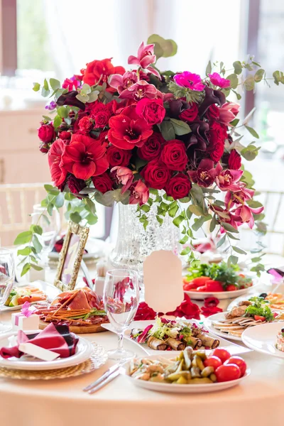 在豪华婚宴上摆餐桌.桌上漂亮的花. — 图库照片
