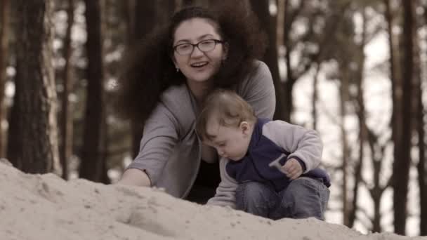 Μητέρα με τα παιδιά που έπαιζαν με άμμο — Αρχείο Βίντεο