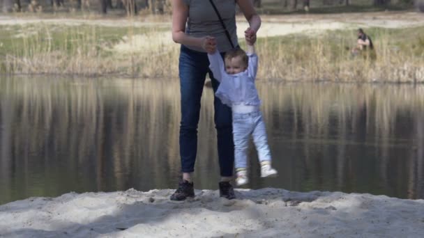 Mother raising with her daughter and twirling round — Stock Video