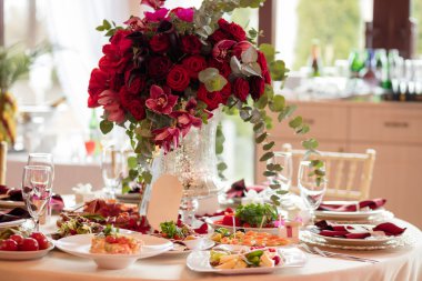 Düğün günü masaya güzel çiçek. Lüks tatil arka plan.