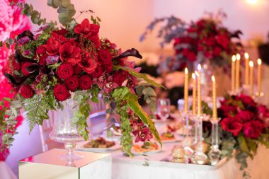 Düğün günü masaya güzel çiçek. Lüks tatil arka plan.