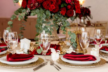 düğün günü masaya güzel çiçek