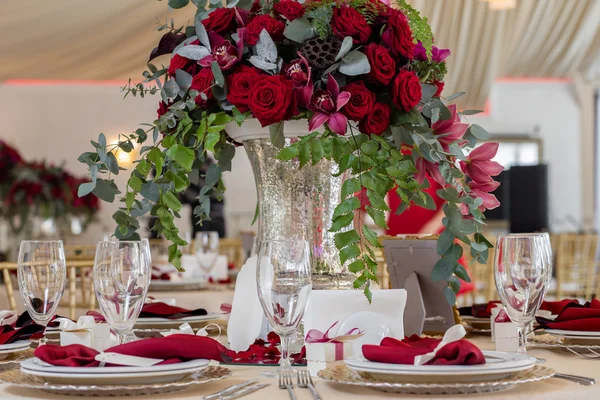 結婚式の日のテーブルのお花がきれい。贅沢な休日の背景. — ストック写真
