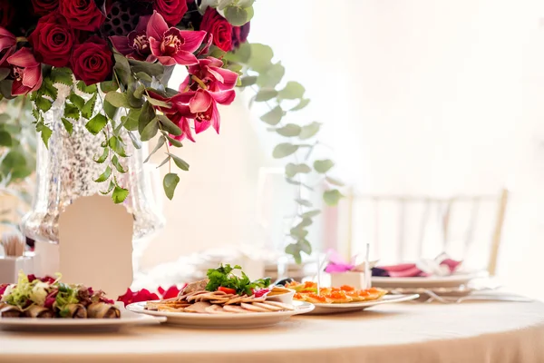 Hermosas flores en la mesa en el día de la boda. Fondo de vacaciones de lujo . — Foto de Stock