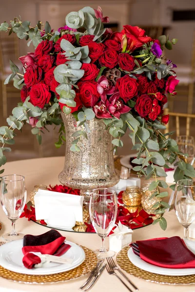 Vackra blommor på bordet i bröllopsdag. Lyx semester bakgrund. — Stockfoto