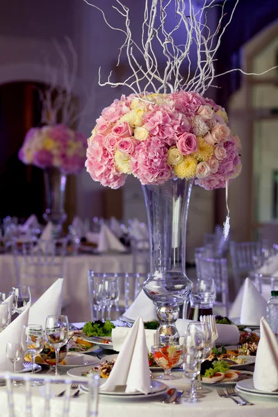 Tischdecken bei einer luxuriösen Hochzeitsfeier. Schöne Blumen auf dem Tisch. — Stockfoto