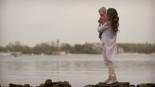 Μητέρα και παιδί σε μια όχθη ποταμού — Αρχείο Βίντεο