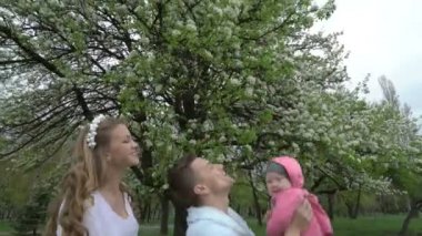 Onun üst s üzerinde uçan çocuk ağır çekim eller