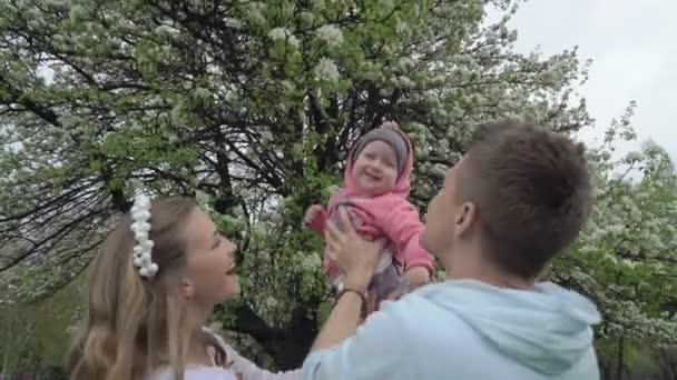 Repül a szülő s gyermek kezét lassú mozgás — Stock videók