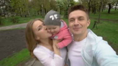 Parkta onu kamera ile selfies alarak genç aile