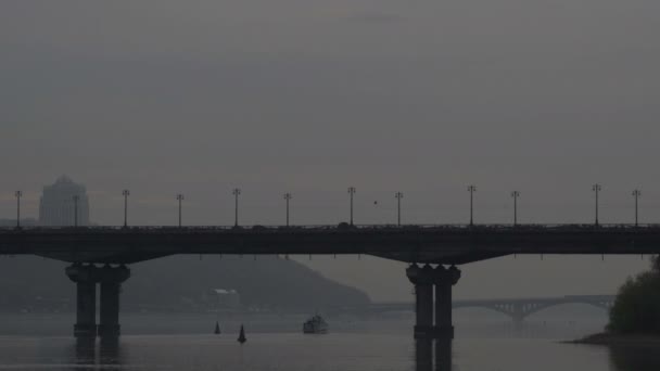 Ein Schiff fährt unter der Brücke über den Fluss — Stockvideo