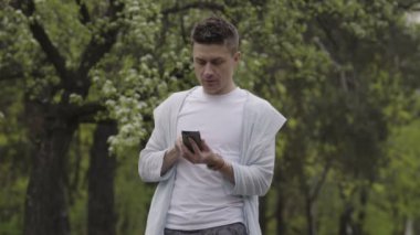 Cep telefonu parkta genç adam konuşalım
