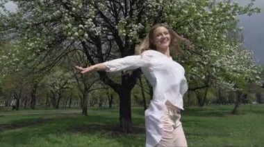 kadın kolları onun özgürlük Parkı tadını açık olan