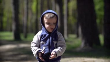 Çocuk güneş gözlüğü bahar parkta giyer.