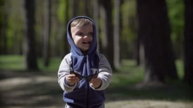 Çocuk güneş gözlüğü bahar parkta giyer.