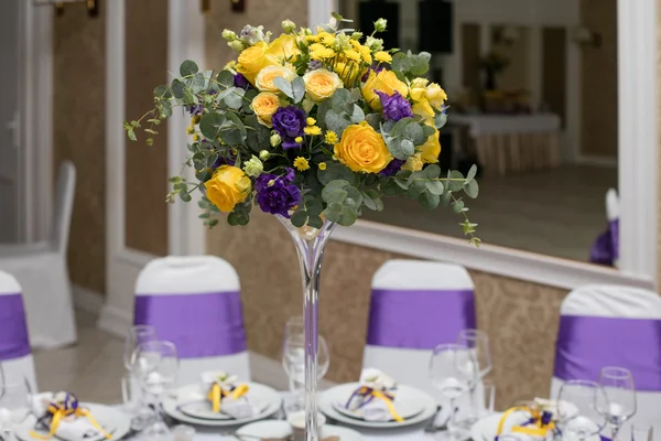 Прекрасні квіти на столі в день весілля. Розкішний святковий фон . — стокове фото