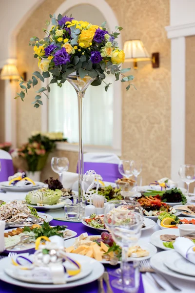 Lindas flores na mesa no dia do casamento. Fundo de férias de luxo . — Fotografia de Stock