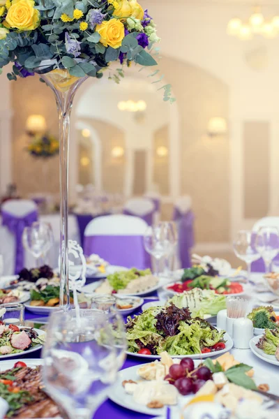 Lindas flores na mesa no dia do casamento. Fundo de férias de luxo . — Fotografia de Stock