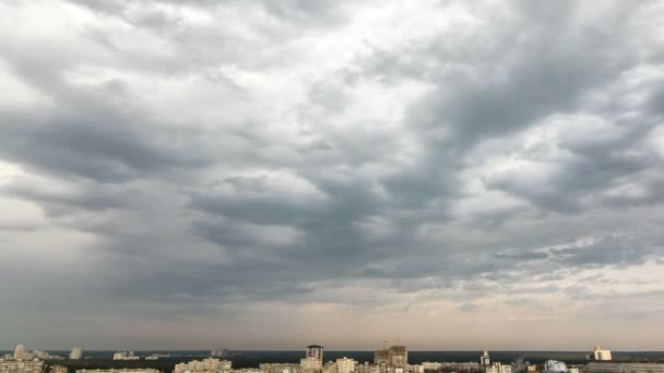 Wolken schweben am Himmel über der Stadt, Zeitraffer — Stockvideo