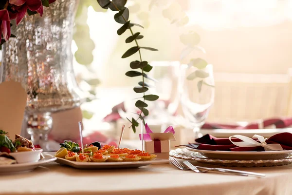 美丽的花朵在婚礼当天的桌子上。豪华的假期背景. — 图库照片