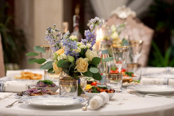 Mooie bloemen op tafel in huwelijksdag. Luxe vakantie achtergrond. — Stockfoto