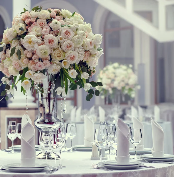 Decoração de flores de casamento no restaurante. — Fotografia de Stock