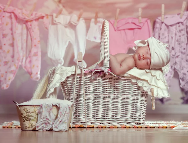 Recién nacida duerme en la cesta después de ayudar a su madre en el lavado de la ropa — Foto de Stock