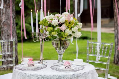 Restoranda düğün çiçekleri süslemesi..